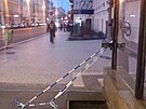 <p>Pravděpodobně zloděj ukradl u vstupu do metra Florenc kus železné rohože. Ve sběrných surovinách za ni dostane 5 korun. Ale mnoho lidí se k vůli němu mohlo zranit i zabít pádem do asi 3 metry hluboké šachty. Městská policie díru provizorně označila pás