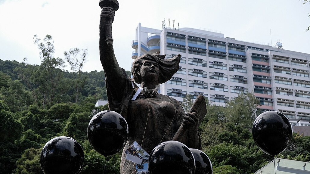 est metr vysoká socha s názvem Bohyn demokracie v areálu jedné z univerzit v...