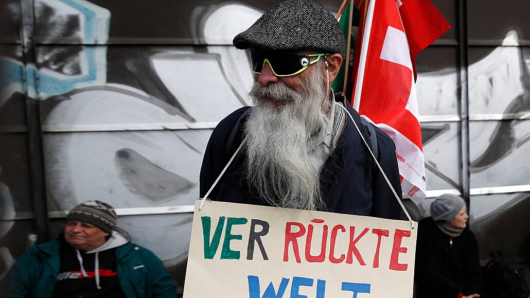 Bláznivý svět. Odpůrce proticovidových opatření protestuje ve švýcarském...