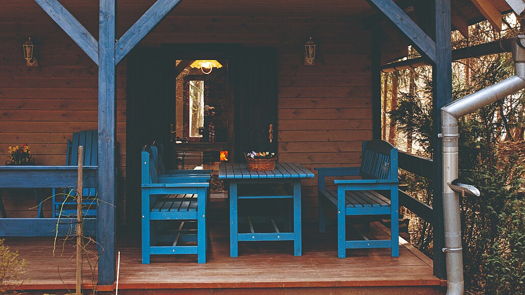 Útulná chaloupka s modrými okenicemi a na pohled idylickou verandou se skrývá...