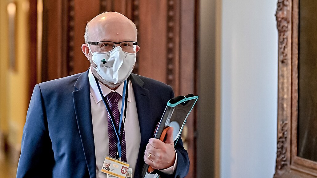 Ministr zdravotnictví Vlastimil Válek přichází na jednání vlády.