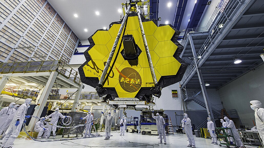 Technici zvedají zrcadlo vesmírného teleskopu Jamese Webba pomocí jeábu v...