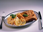 Tradi�ní sma�ený kapr s bramborovým salátem