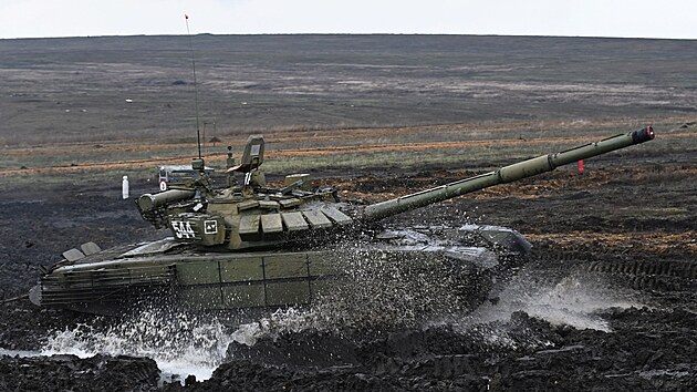 Rusk tank T-72B3 na manvrech v Rostovsk oblasti (20. prosince 2021)