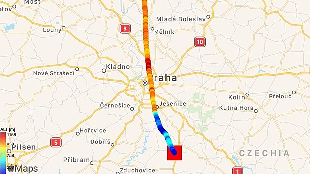 Trasa našeho letu. Start ve Šluknovském výběžku, přistání u Benešova. Červená barva značí nejvyšší nadmořskou výšku, modrá nejnižší.