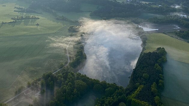 Ranní slunce a mlha nad rybníkem nedaleko Sázavy. 30. května 2021 asi půl šesté ráno.