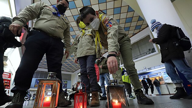 Skauti z Chomutova a Mostu p�ivezli Betl�msk� sv�tlo do Chebu vlakem z Prahy p�es �st� nad Labem.