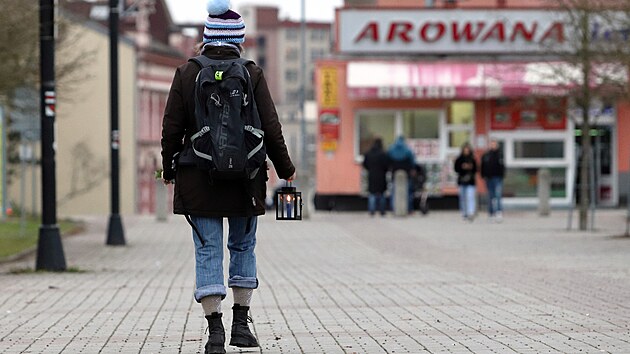 Skauti z Chomutova a Mostu p�ivezli Betl�msk� sv�tlo do Chebu vlakem z Prahy p�es �st� nad Labem.