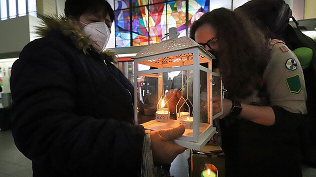 Skauti z Chomutova a Mostu p�ivezli Betl�msk� sv�tlo do Chebu vlakem z Prahy p�es �st� nad Labem.