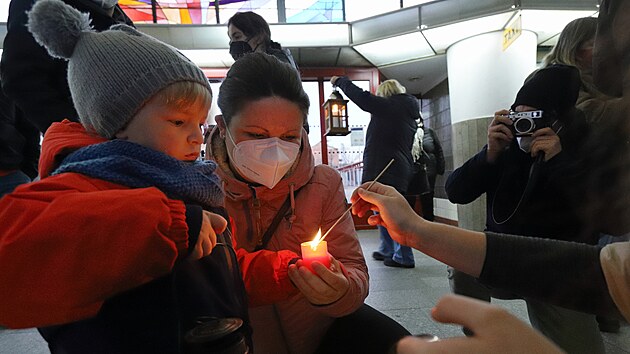 Skauti z Chomutova a Mostu p�ivezli Betl�msk� sv�tlo do Chebu vlakem z Prahy p�es �st� nad Labem.