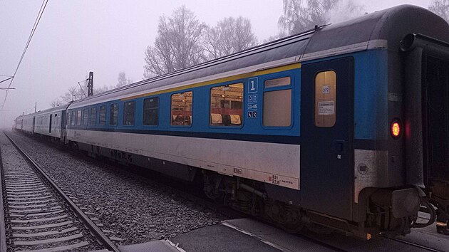 Hasii evakuovali na devadest cestujcch z rychlku, kter zstal stt na trati u Kynperka kvli pokozenmu traknmu veden. (22. prosince 2021)