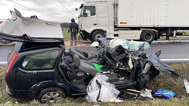 V Pňově-Předhradí na Kolínsku se ráno srazilo nákladní auto s osobním, muž a žena z osobního vozu nehodu nepřežili. (20. prosince 2021)
