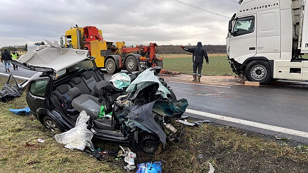 V Pov-Pedhrad na Kolnsku se srazilo nkladn auto s osobnm, mu a ena z osobnho vozu nehodu nepeili. (20. prosince 2021)
