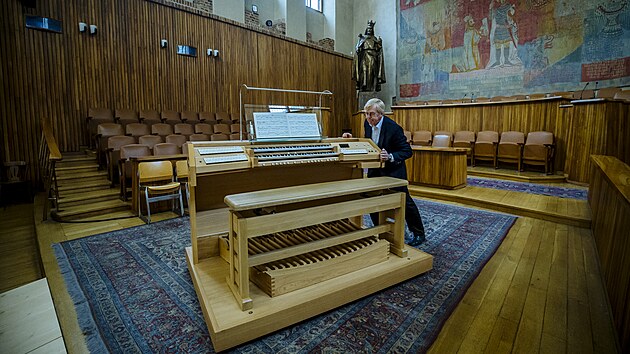 Univerzita Karlova si nechala v Karolinu nainstalovat nov varhany. Na snmku varhank Jan Kalfus. (13. prosince 2021)