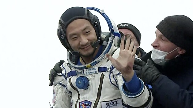 Jozo Hirano, japonsk vesmrn turista, po nvratu z vesmrn stanice ISS na Zemi. (20. prosince 2021)