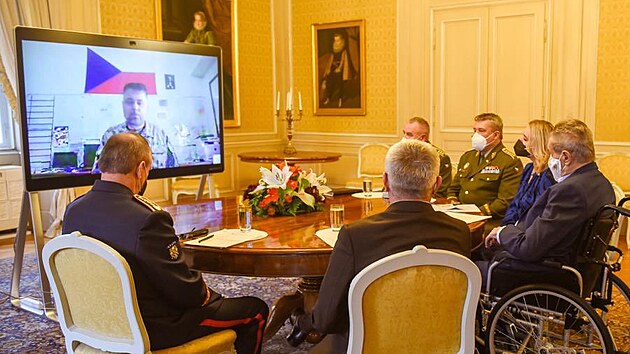 Prezident Milo Zeman, ministryn obrany Jana ernochov a nelnk Generlnho tbu AR Ale Opata hovo s veliteli eskch vojk v zahraninch misch. (21. prosince 2021)