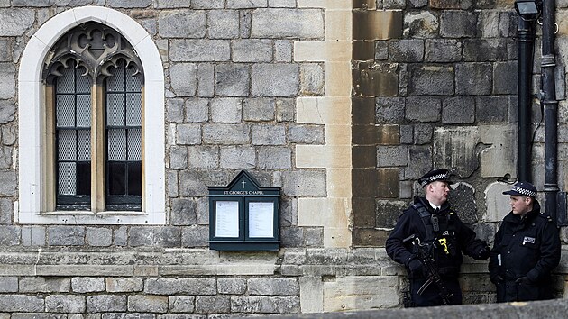 Britt policist stoj ped hradem Windsor. (1. dubna 2018)
