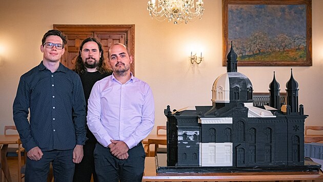 Plastov model bval synagogy v Olomouci, kterou zniili nacist, vytiskli prodovdci z Univerzity Palackho na 3D tiskrn. Zleva: Radek Barv, Stanislav Popelka a Jan Brus.