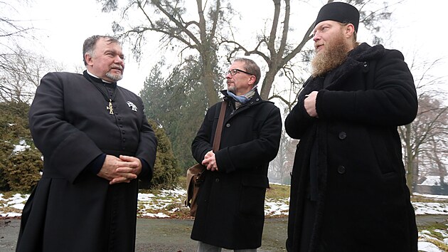 MF DNES zprostedkovala v Chudobn na Olomoucku setkn t tamnch duchovnch, kte poslali vnon vzkazy tenm. Zleva mskokatolick knz Metodj Radomr Hofman, Vlastimr Haltof z Crkve eskoslovensk husitsk a Tom Radim Louka z Pravoslavn crkve v eskch zemch a na Slovensku.