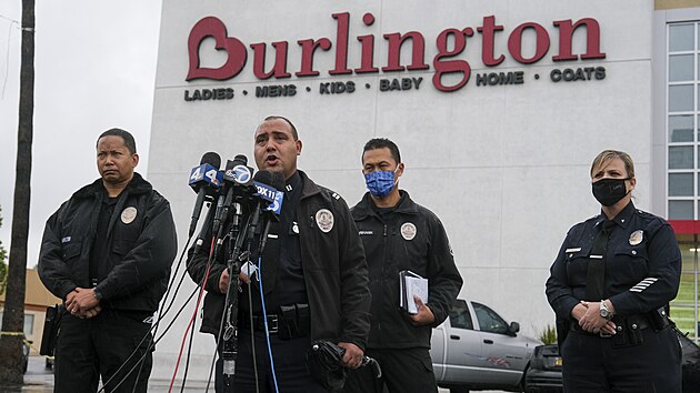 Kapitn policie v Los Angeles Stacy Spell hovo na tiskov konferenci ped obchodem Burlington. (23. prosince 2021)