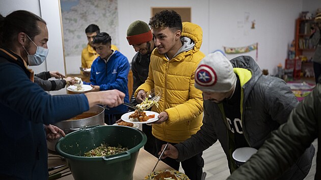 Dobrovolnk podv veei v azylovm dom pro migranty ve francouzskm Brianconu. (10. prosince 2021)