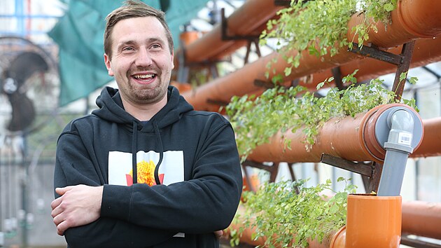Pavel Luk�� na sv� akvaponick� farm�.