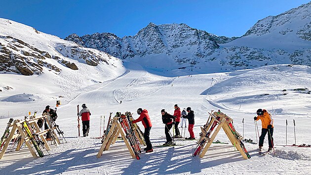 Sjezdovky v Suldenu ve v��ce 2 800 metr� se sva�uj� k jedn� z restaurac� "Madritschhutte".
