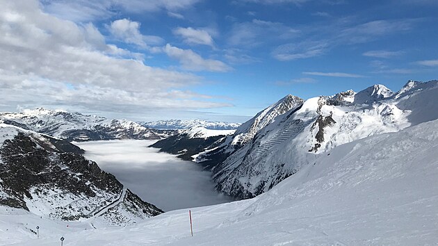 Pohled z ledovcovho lyaskho arelu Hintertux na dol Zillertal. Z inverze vystoupte do jinho svta.