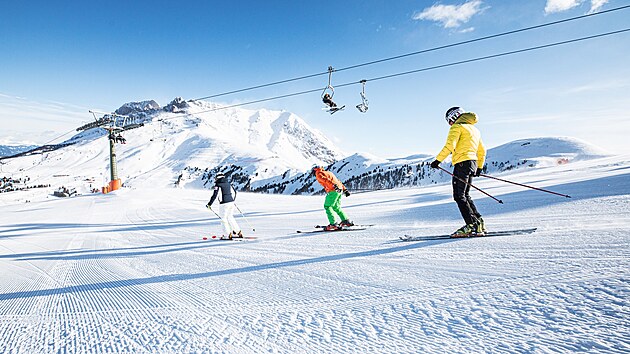 Typick� pohled na sjezdovku. Vleky u� d�vno nahradily seda�kov� lanovky, sjezdovky jsou neuv��iteln� upraven� v cel� sv� d�lce.