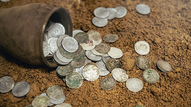 Takřka 400 stříbrných mincí našli díky náhodě v okolí hradu Lukov houbaři. (léto 2021)
