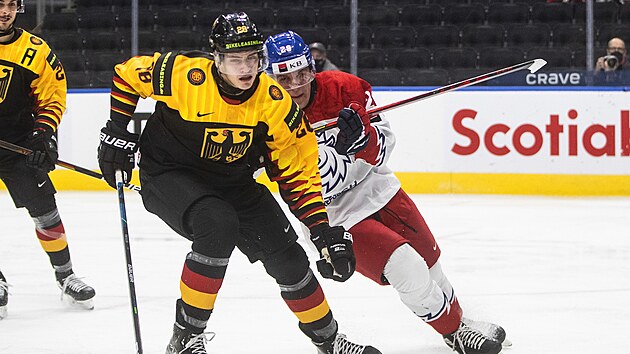 Český útočník Martin Ryšavý (29) nahání Němce Adriana Kleina v utkání světového šampionátu hokejistů do dvaceti let.