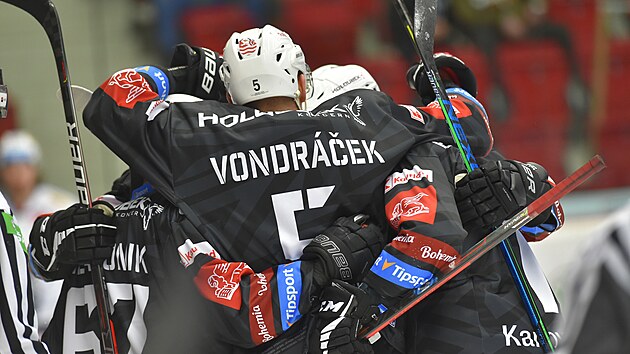 36. kolo hokejov extraligy: HC Energie Karlovy Vary - Ryti Kladno. Hokejist Karlovch Var se raduj z glu.