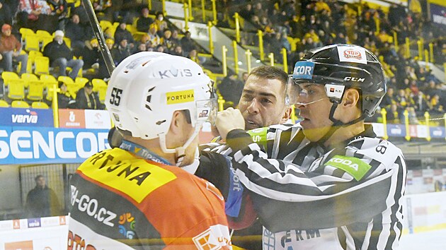 Hokejov extraliga, 36. kolo, Litvnov - Pardubice.
Potyka Dennise Robertsona (vlevo) a Andreje Kudrny z Litvnova (bez helmy)