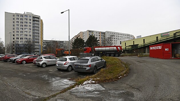 U stanice metra B Nov Butovice v Praze byla 7. prosince 2021 slavnostn zahjena stavba novho zchytnho P+R parkovacho domu. Bude v nm asi 400 parkovacch mst, zhruba polovina bude vyhrazena pro mstn obyvatele. Na snmku je msto, kde by ml stt.