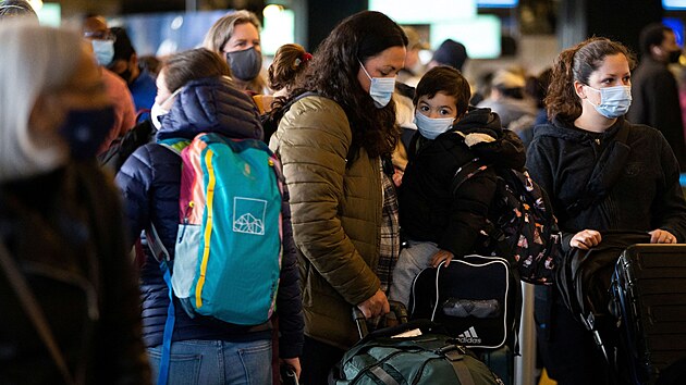 Nejhe je na tom v USA spolenost Alaska Airlnes, kter bhem pondl zruila devatenct procent pvodn plnovch let. Nkter z nich vak i kvli nepzni poas. Pvaly snhu toti napklad omezily provoz mezinrodnho letit Seattle-Tacoma ve stt Washington. (27. prosince 2021)