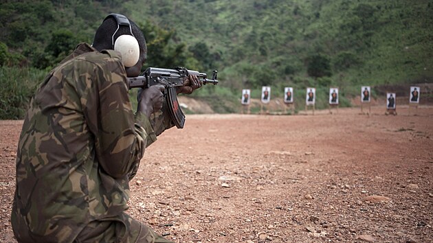 Vojci stedoafrickch ozbrojench sil trnuj pod dohledem instruktor z vcvikov mise EU ve Stedoafrick republice (EUTM-RCA). (14. bezna 2018)