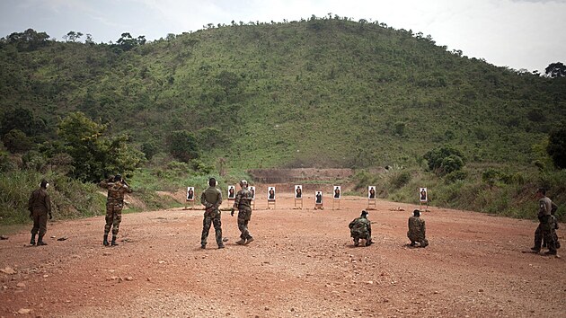 Vojci stedoafrickch ozbrojench sil trnuj pod dohledem instruktor z vcvikov mise EU ve Stedoafrick republice (EUTM-RCA). (14. bezna 2018)