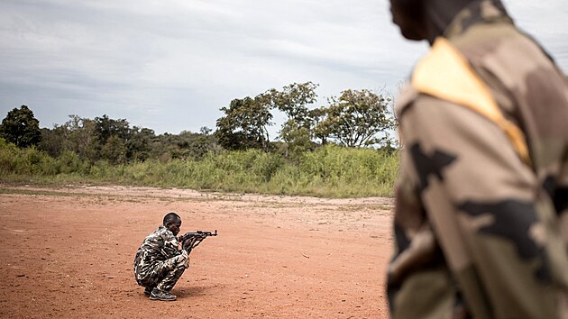 Vojci stedoafrickch ozbrojench sil trnuj pod dohledem instruktor z vcvikov mise EU ve Stedoafrick republice (EUTM-RCA). (5. z 2019)