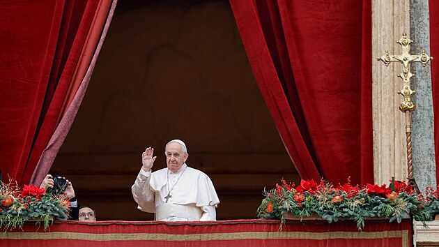 Papež František přednáší tradiční poselství Městu a světu (Urbi et orbi). (25. prosince 2021)