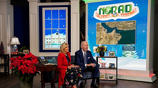 Americk prezident Joe Biden se svou enou Jill se astn tradinch telefonnch hovor s rodinami dt, kter zavolaly na velen protivzdun obrany (NORAD), aby zjistily, kdy k nim doraz Santa Claus s drky. NORAD tuto recesistickou slubu poskytuje o Vnocch ji adu let. (24. prosince 2021)