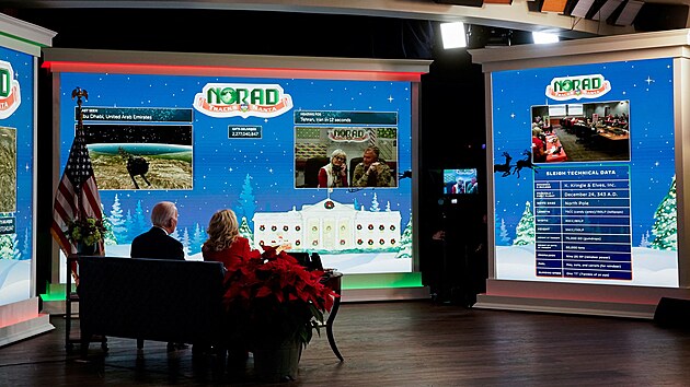 Americk prezident Joe Biden se svou enou Jill se astn tradinch telefonnch hovor s rodinami dt, kter zavolaly na velen protivzdun obrany (NORAD), aby zjistily, kdy k nim doraz Santa Claus s drky. NORAD tuto recesistickou slubu poskytuje o Vnocch ji adu let. (24. prosince 2021)