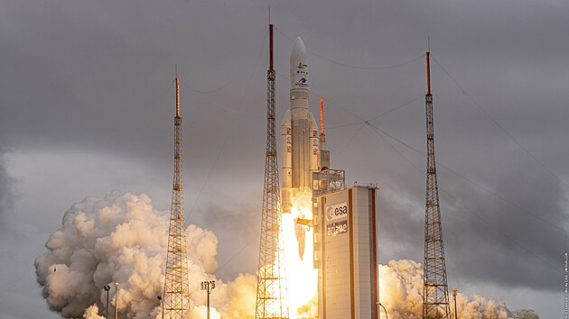 Raketa Ariane 5 z kosmodromu Kourou ve Francouzsk Guyan odstartovala s vesmrnm teleskopem Jamese Webba, kter doke nahldnout do nejhlub historie vesmru i ptrat po znmkch monho ivota mimo Slunen soustavu. (25. prosince 2021)
