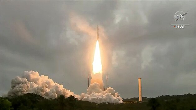 Raketa Ariane 5 z kosmodromu Kourou ve Francouzské Guyaně odstartovala s vesmírným teleskopem Jamese Webba, který dokáže nahlédnout do nejhlubší historie vesmíru i pátrat po známkách možného života mimo Sluneční soustavu. (25. prosince 2021)
