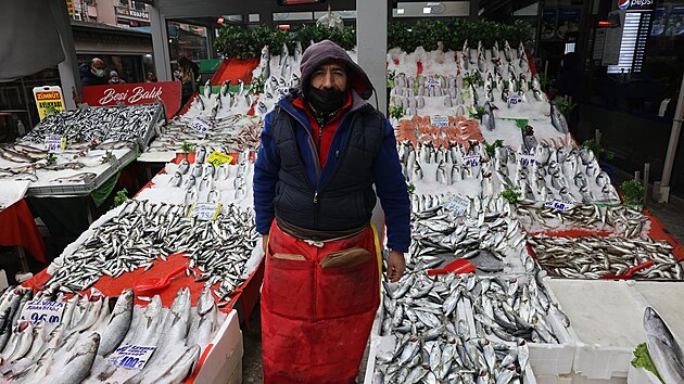 Prodejce ryb ped svm stnkem v tureck Ankae (20. prosince 2021)