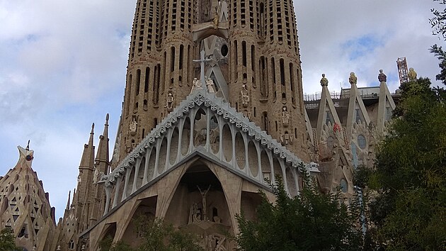 Fascinujc Gaudho katedrla Sagrada Familia v Barcelon