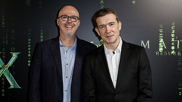 Scenrista Aleksander Hemon a spisovatel David Mitchell na premie filmu Matrix: Resurrections (19. prosince 2021)