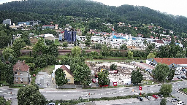 Z kiovatky ve tvaru T (v pravm dolnm rohu) vznikl v Blansku za pt msc kruhov objezd.