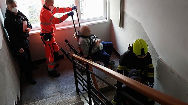 Strážníci s hasiči zachraňovali seniora, který ležel pět dní v bytě bez pomoci.