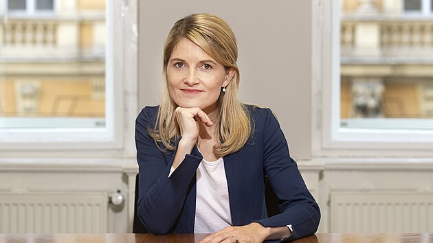 Klra Dvokov je pedn odbornic na cestovn prvo a honorrn konzulkou Islandu v esk republice.