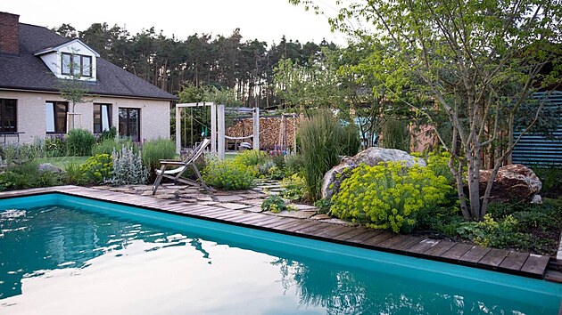 U tohoto bazénu a na této zahradě se opravdu žije.